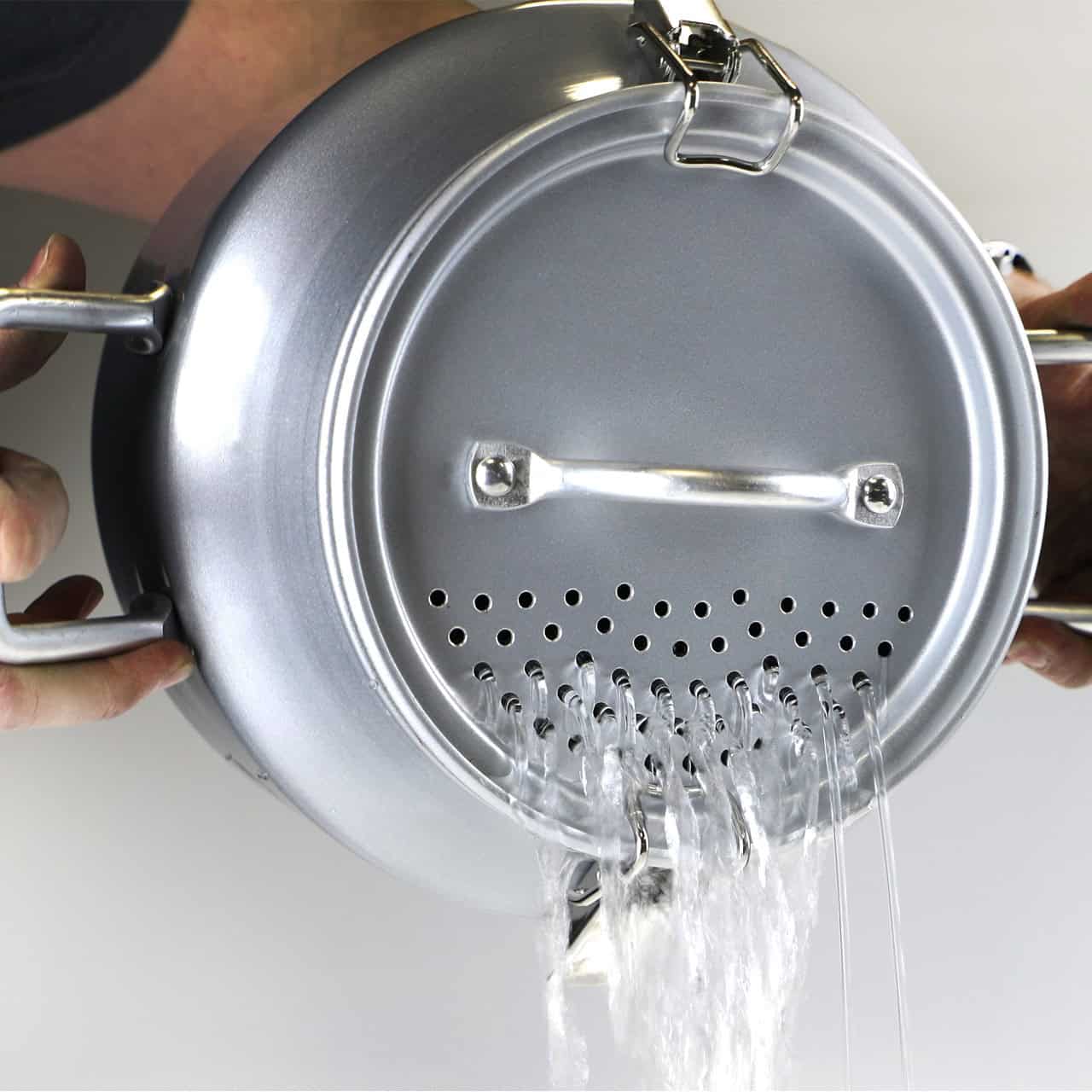 Strainer_Lid_pouring_liquid__24054.1603290885.1280.1280.jpg